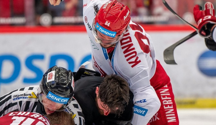 Po faulu Řepíka se na ledě strhly dvě bitky