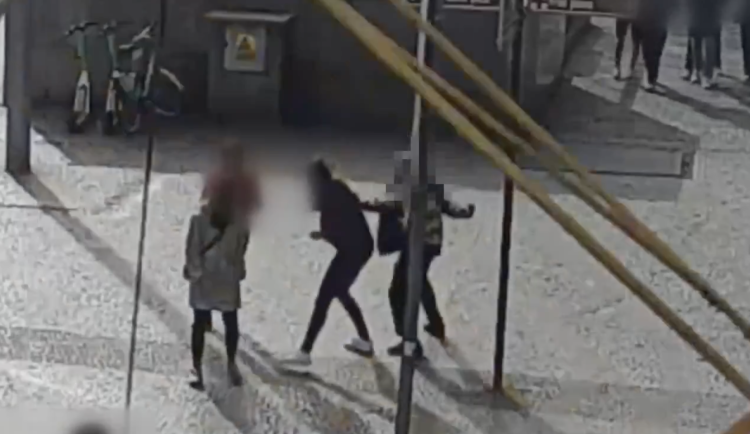 Muž napadal kolemjdoucí