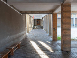 Propojovací krček mezi pavilony nemocnice.