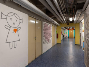 Spojovací chodba v přízemí budovy.