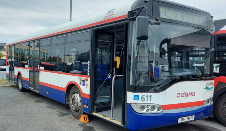 Skupinka černých pasažérů řádila v Olomouci. Zbila řidiče autobusu a svědkyni, na dalšího byl vydán zatykač