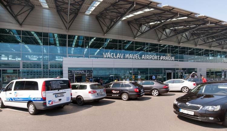 ANKETA: Souhlasíte se zkrácením času bezplatného parkování na Letišti Praha?