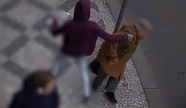 VIDEO: Muž dal pěstí seniorce na ulici v centru Prahy. Spadla přímo před auto