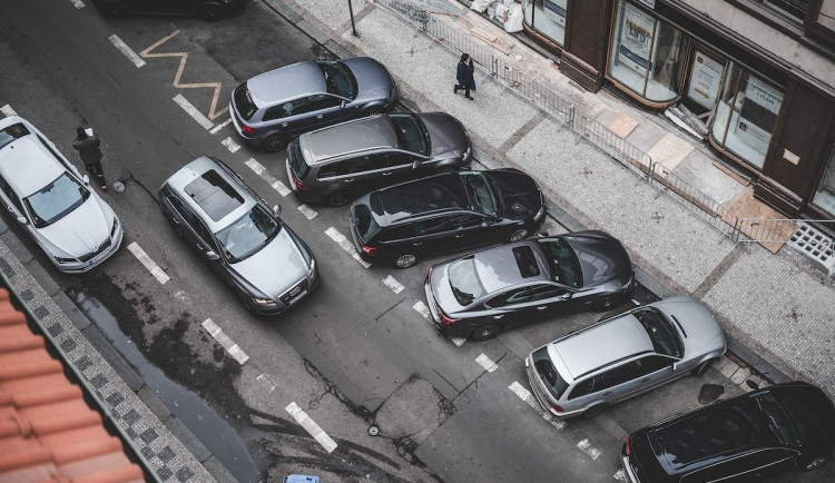Praha 7 nechá o zdražení parkování rozhodnout občany hlasováním