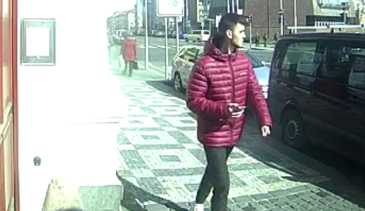 VIDEO: Podvodník ženu připravil o půl milionu. Policie hledá kurýra, který peníze převzal