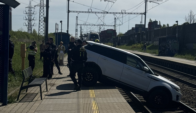 VIDEO: Řidička zaparkovala, auto ale nezabrzdila. Vůz sjel na koleje a blokoval vlaky
