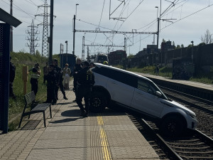 VIDEO: Řidička zaparkovala, auto ale nezabrzdila. Vůz sjel na koleje a blokoval vlaky