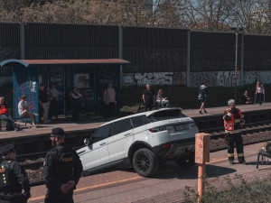 VIDEO: Řidička zaparkovala, auto ale nezabrzdila. Vůz sjel na koleje a blokoval vlaky
