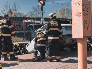 VIDEO: Řidička zaparkovala, auto ale nezabrzdila. Vůz sjel na koleje a blokoval vlaky