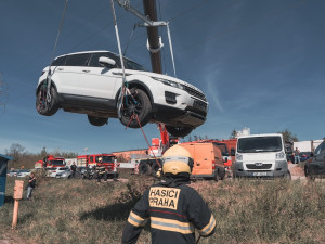 VIDEO: Řidička zaparkovala, auto ale nezabrzdila. Vůz sjel na koleje a blokoval vlaky