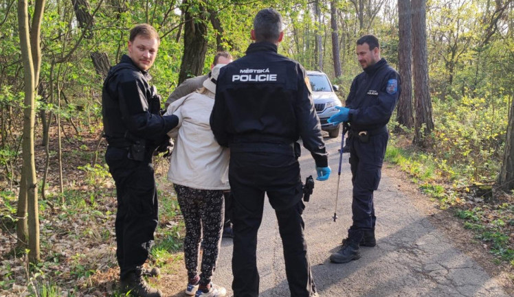 Ženu pes objevil v hustém porostu.