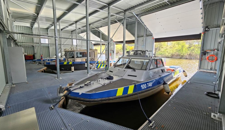 Policie má v Praze nová garážová stání pro lodě poříčních policistů