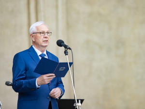 Prahou prošly stovky lidí protestující proti antisemitismu. Izraeli vyjádřil podporu také Jiří Drahoš