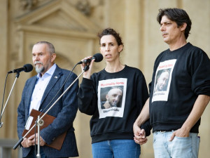 Prahou prošly stovky lidí protestující proti antisemitismu. Izraeli vyjádřil podporu také Jiří Drahoš