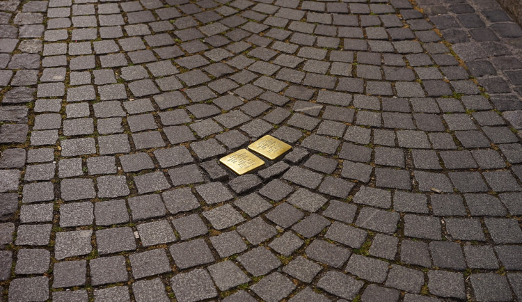 Ve Frýdlantě odhalí kameny zmizelých. Osud Altschulových zmapovali studenti