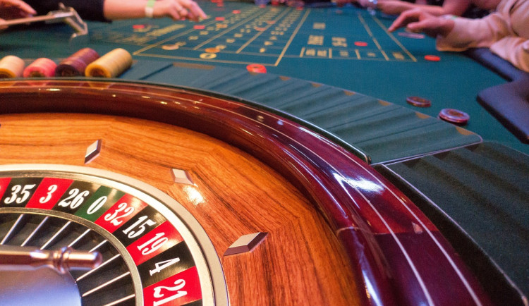 Vedení Prahy ani po výzvě ministerstva neupraví vyhlášku o regulaci hazardu