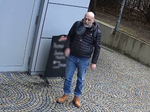 VIDEO: Muž našel zapomenutý batoh, místo vrácení platil s cizí kartou