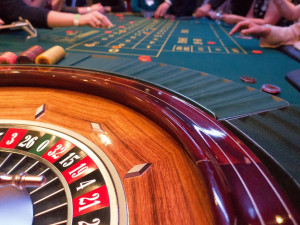 Vedení Prahy ani po výzvě ministerstva neupraví vyhlášku o regulaci hazardu
