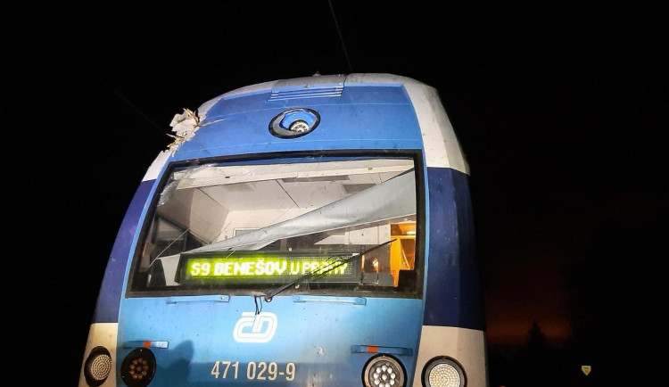 Mezi Prahou a Benešovem nejedou vlaky, jeden narazil do spadlého stromu