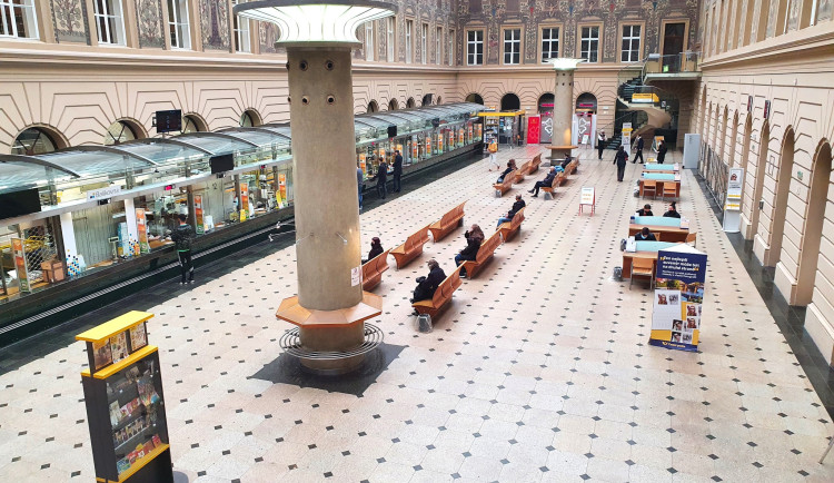 Česká pošta ruší noční a nedělní provoz pobočky v Jindřišské, lidé mají využít tu na Pražském hradě