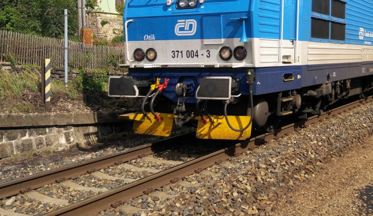 Vlak srazil v Praze muže, ten na místě zemřel