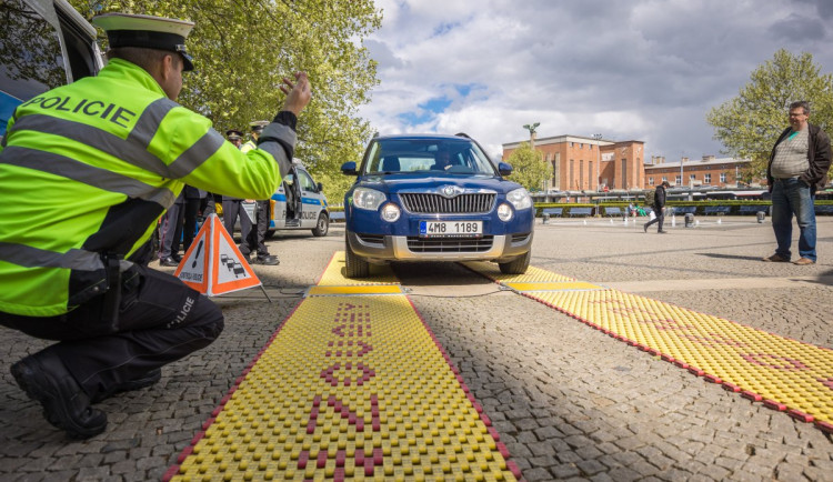 Policisté na Jesenicku si posvítí na přetížené náklaďáky. Kraj jim daroval moderní přenosnou váhu