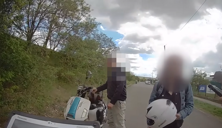 VIDEO: Policisté zadrželi v Praze řidiče motocyklu pod vlivem drog s se zákazem řízení