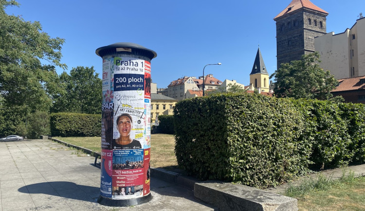 Nová pravidla pro plakátovací sloupy v Praze. Město má ideu jednotného vizuálu a snížení reklamního smogu
