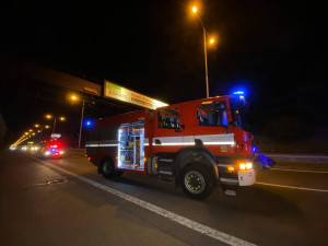Pražští hasiči našli v ohořelém autě po nehodě mrtvého člověka