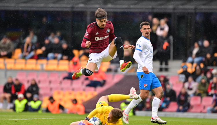 Fotbalisté Sparty přestříleli Ostravu 4:3 a upevnili si vedení v ligové tabulce