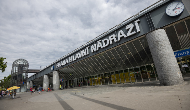 Muž spadl z opěrné zdi u hlavního nádraží v Praze. Provoz už je obnoven