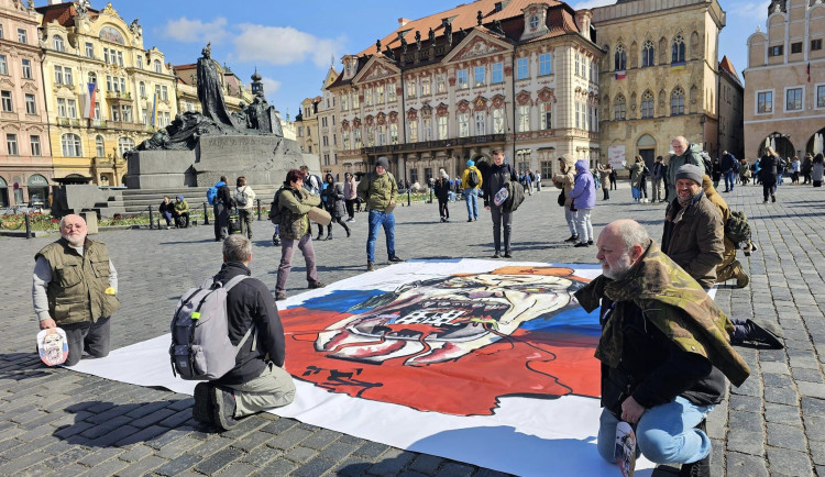 V centru Prahy dnes proběhla akce na podporu Ukrajiny. Scénku zobrazující ruskou agresi vidělo zhruba stovka lidí