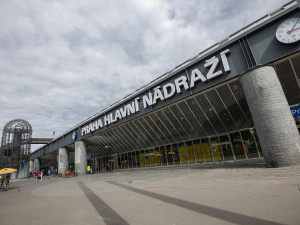 Muž spadl z opěrné zdi u hlavního nádraží v Praze. Provoz už je obnoven