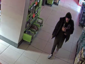 VIDEO: Muž se vloupal do obchodu, vzal alkohol a zubní pasty. Na útěku flašky rozbil