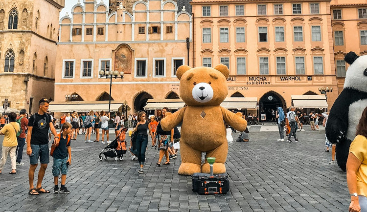 Praha 1 chce zakázat turistům kostýmy plameňáků či pánských přirození