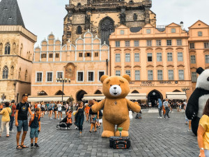 Praha 1 chce zakázat turistům kostýmy plameňáků či pánských přirození