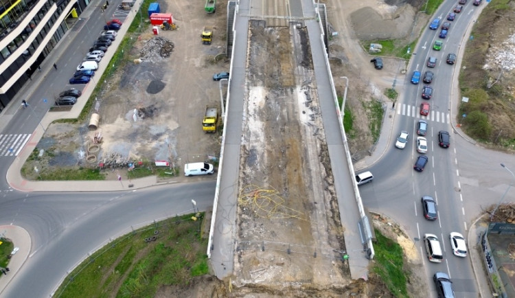 Dělníci pokračují s demolicí Libeňského mostu, je kvůli tomu omezena doprava