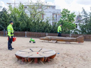 Strážníci za jediný den nasbírali v Praze 85 použitých injekčních stříkaček a jehel. Prošli přes čtyři stovky míst