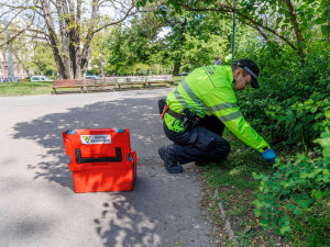 Strážníci za jediný den nasbírali v Praze 85 použitých injekčních stříkaček a jehel. Prošli přes čtyři stovky míst
