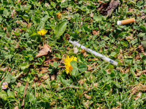 Strážníci za jediný den nasbírali v Praze 85 použitých injekčních stříkaček a jehel. Prošli přes čtyři stovky míst