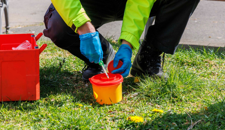 Strážníci za jediný den nasbírali v Praze 85 použitých injekčních stříkaček a jehel. Prošli přes čtyři stovky míst