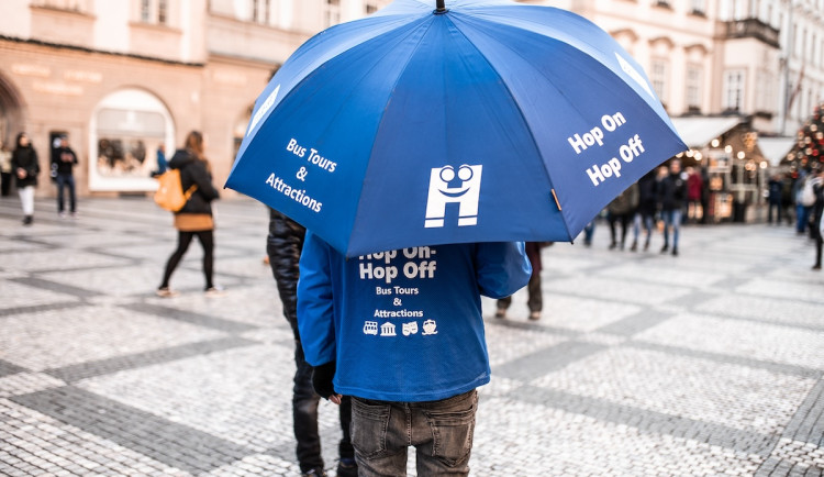 Poslanci chtějí zakročit proti deštníkářům v centru Prahy. Omezí jim možnost propagace