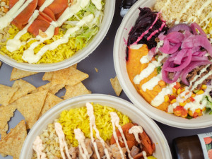 Bistro Kaliforňan přináší do Prahy nový koncept fastfoodu. Barevné misky plné kvalitních surovin namíchané podle vlastní chuti