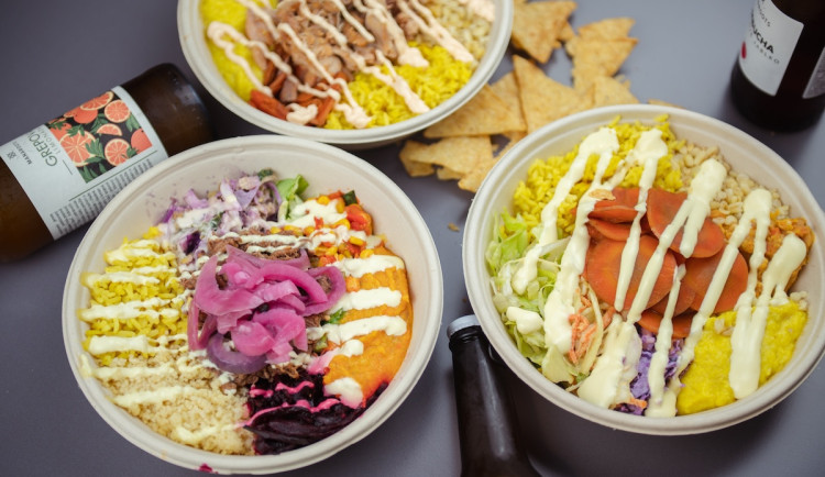 Bistro Kaliforňan přináší do Prahy nový koncept fastfoodu. Barevné misky plné kvalitních surovin namíchané podle vlastní chuti
