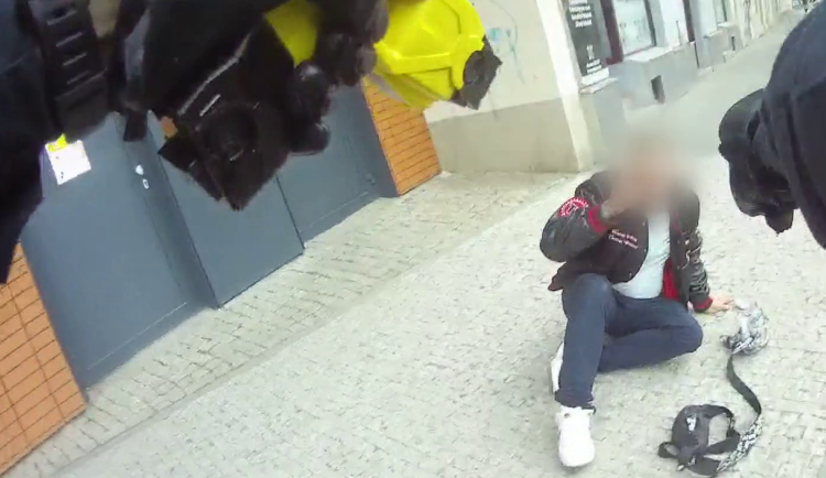 VIDEO: Zloděj ráno vykradl byt spícímu muži. Hned odpoledne ho chytili v uloupeném oblečení