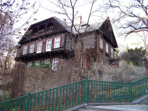 Ve slavné pražské roubence hořelo, před požárem uteklo dvacet lidí