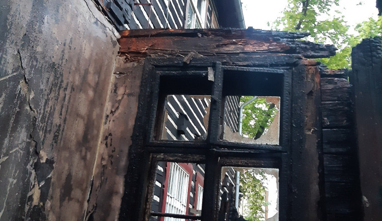 Ve slavné pražské roubence hořelo, před požárem uteklo dvacet lidí