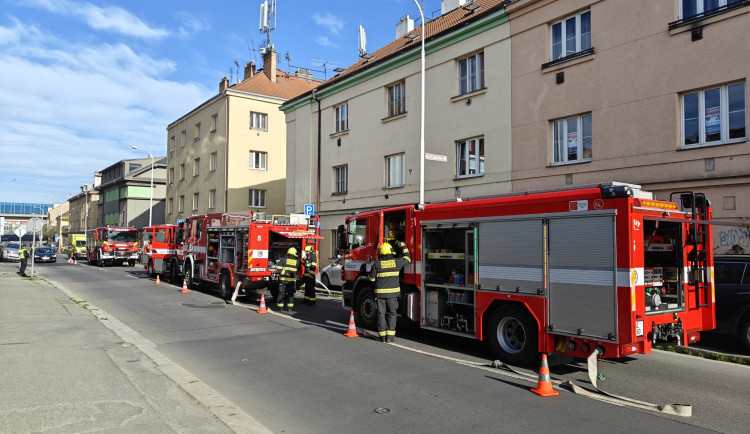 Při požáru v Záběhlické ulici zemřel jeden člověk. Na místě zasahují hasiči a záchranáři