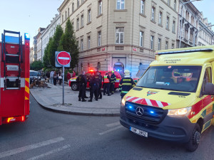 V pražské Bubenči záchranáři ošetřili 9 lidí po požáru v bytě