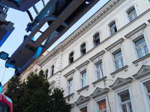 V pražské Bubenči záchranáři ošetřili 9 lidí po požáru v bytě